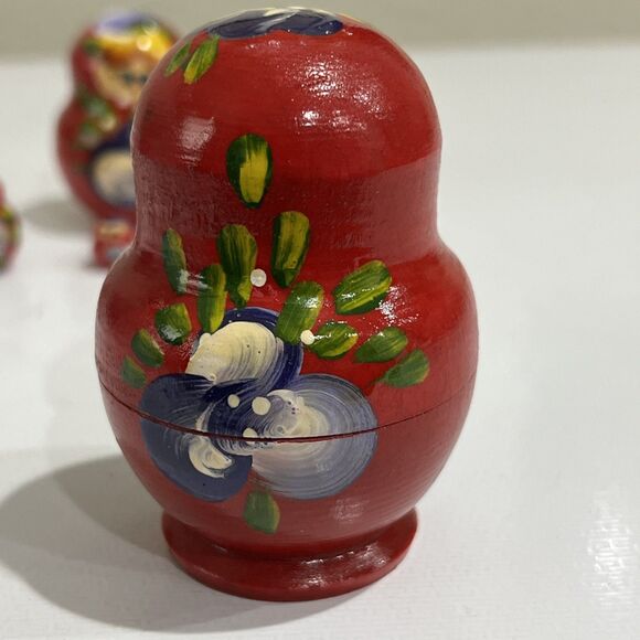 Vintage Russian Nesting Dolls Hand Painted Red 5 Piece - Picture 4 of 6